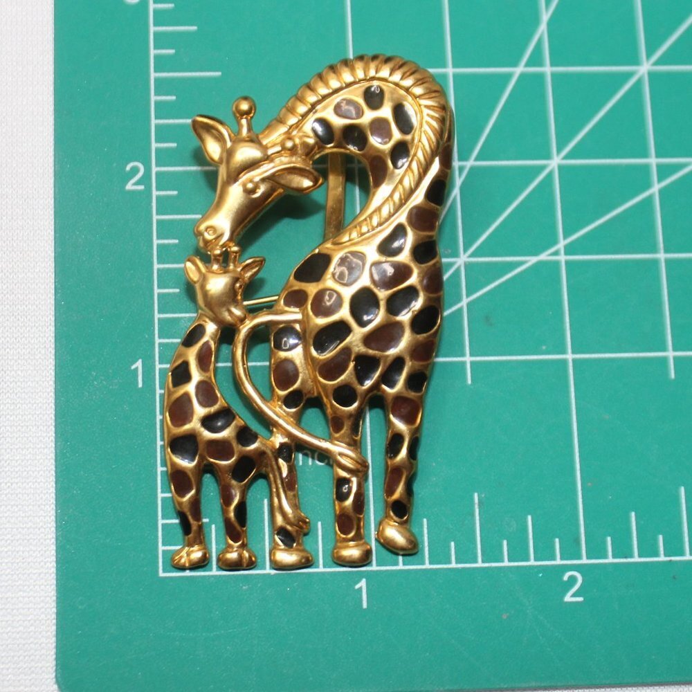 BEST Mother Giraffe & Baby Brooch/Pendent In Polished Gold Tone & Enamel - Picture 6 of 10